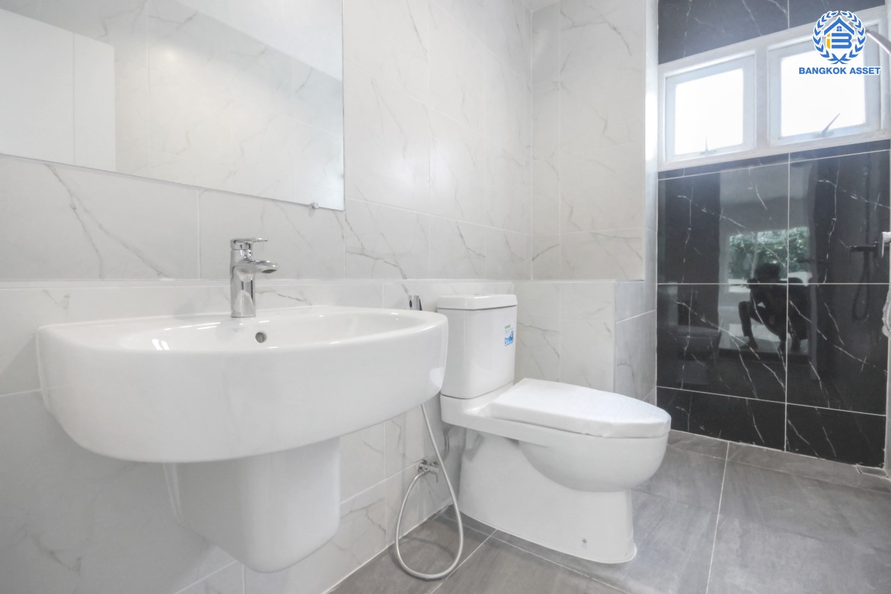 บ้านมือสองตกแต่งใหม่ แบรนด์ Property Perfect ม.เพอร์เฟคเพลส ติดถนนราชพฤกษ์ โซนใกล้สวนและทะเลสาบ เนื้อที่ 66 ตร.ว. ฟังก์ชัน 3 ห้องนอน 3 ห้องน้ำ จอดรถได้ 2 คัน บนทำเลติดถนนราชพฤกษ์ ใกล้วงเวียนพระราม5 และรถไฟฟ้า "สถานีบางรักน้อยท่าอิฐ"